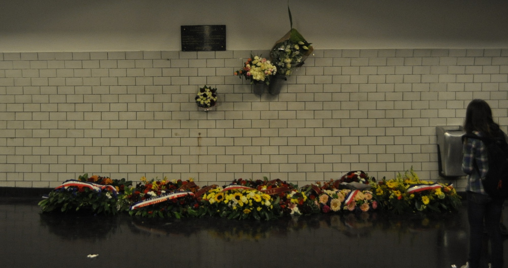 Gare_de_Saint-Michel_plaque_fleurie_attentat_1995.jpg