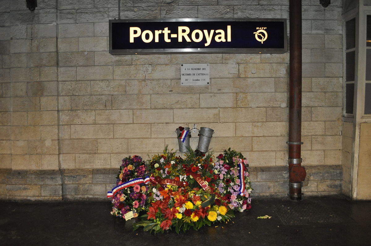 Gare_de_Port-Royal_plaque_fleurie_attentat_1996.jpg