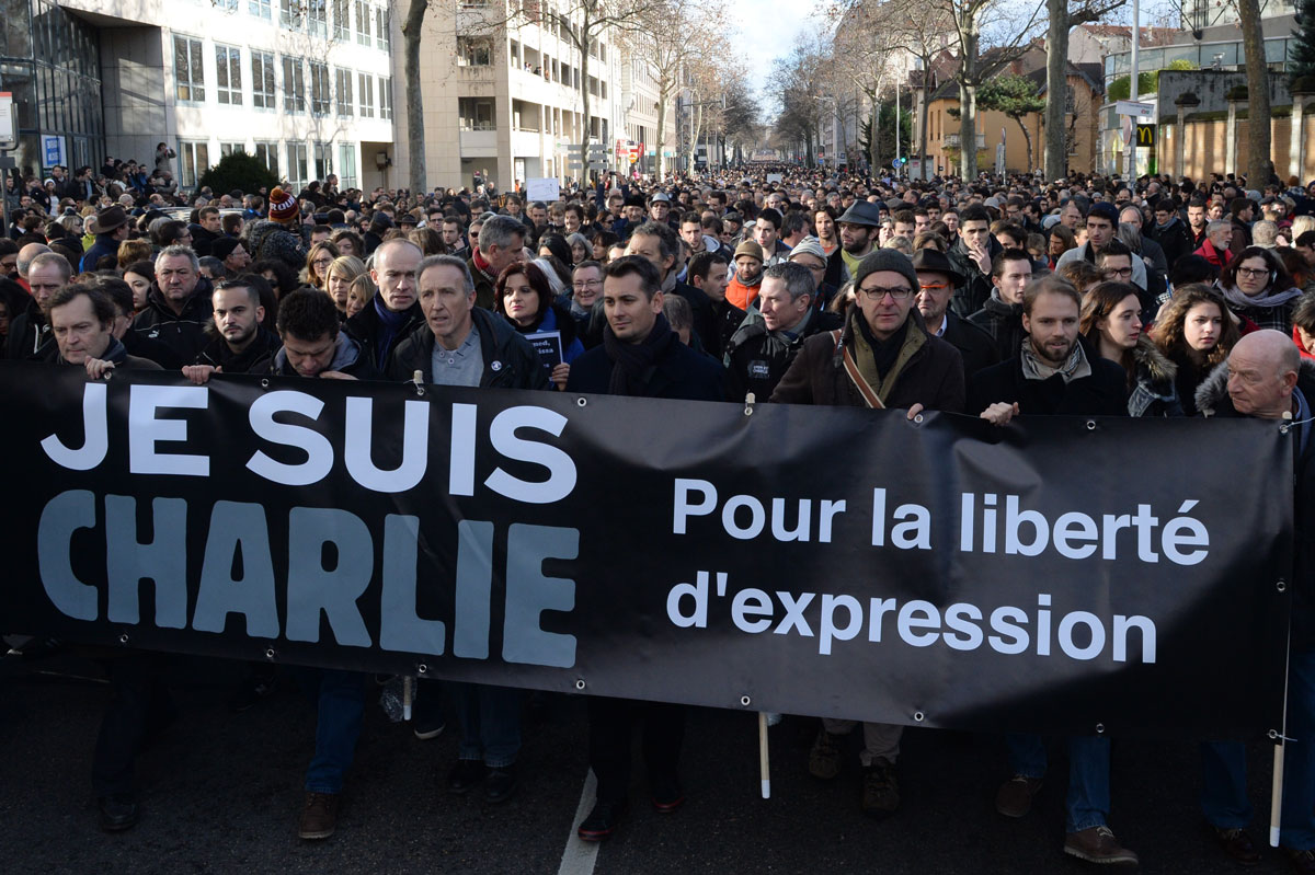 20140111_marchejesuischarlie_banderole_jleone_1200.jpg