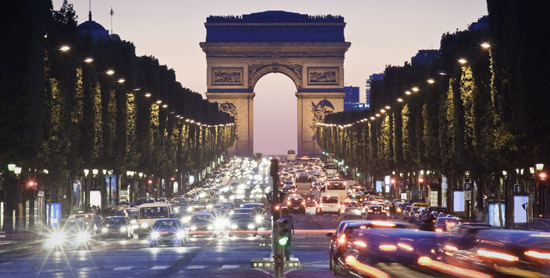 Champs-Elysées-nuit-550x278-©-Thinkstock.jpg